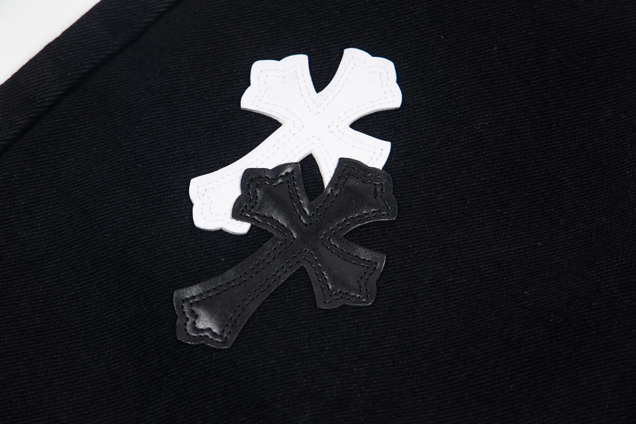 P260 Chrome Hearts Black Pants Sanskrit Black and White Patch Leather Jeans CH jeans need to be washed and then disassembled and hand-stitched with sheepskin cross leather and then spliced ​​together to complete. The whole piece has too many craftsmanship to explain, patchwork cross pattern embellishment, high-waisted washed jeans! ! Absolutely high-end luxury products, god-level single products and super popular products, made with top heavy industry, a must-see magic weapon. Customized hardware. The fabric is thick and soft after washing. It has good breathability. Customized small leather label. Unique design. The details are simple and elegant, and the workmanship is exquisite. The entire trousers are neatly routed and the details are in place! It’s so cool that both men and women can easily control the genderless trend! Style number: 1875# Color: black Size: 28 30 32 34